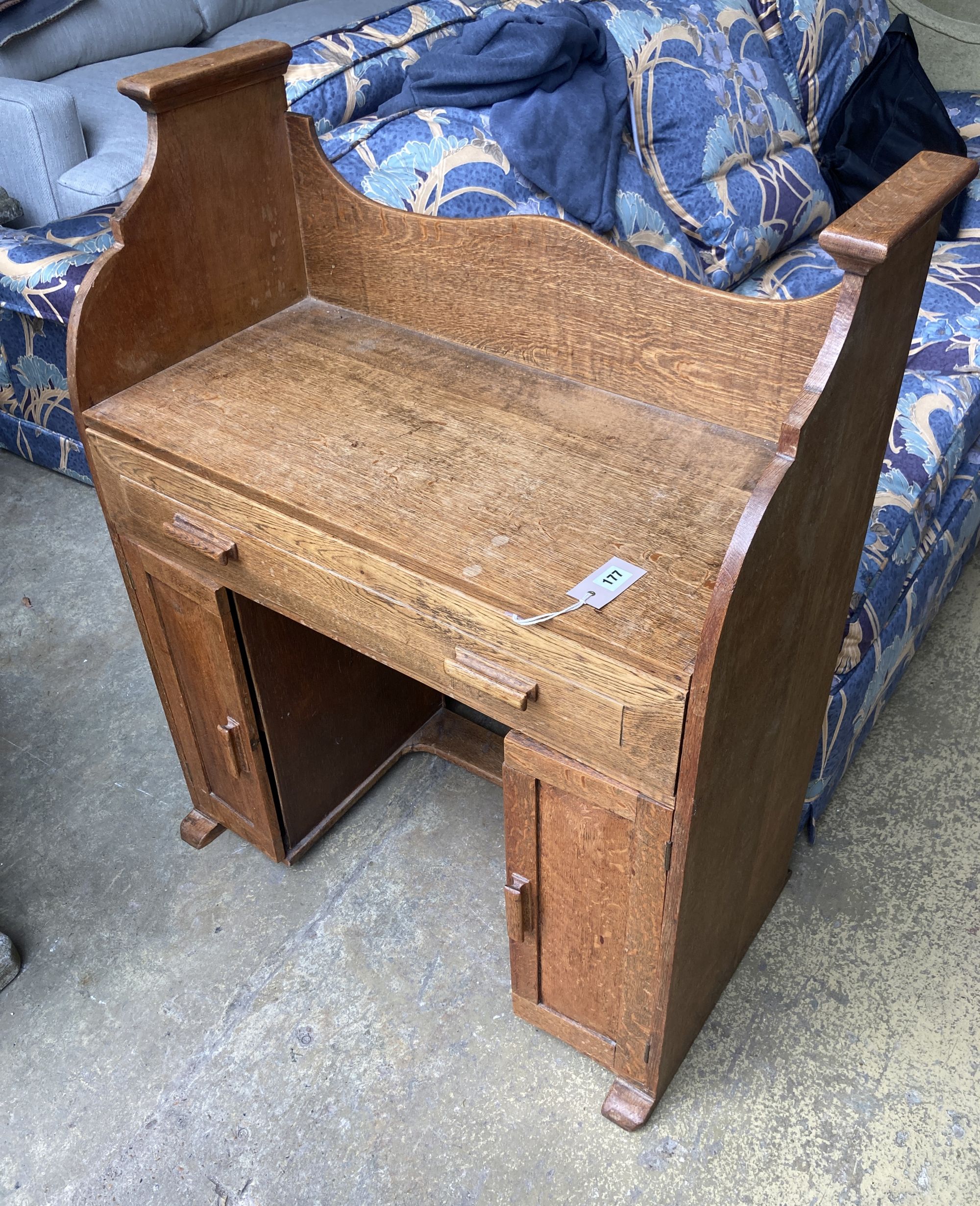 An Art Deco oak desk, width 79cm, depth 40cm, height 97cm